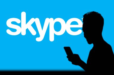 Dhaka. Bangladeş - 11 Ekim 2024: Skype logosu akıllı telefonda gösteriliyor.