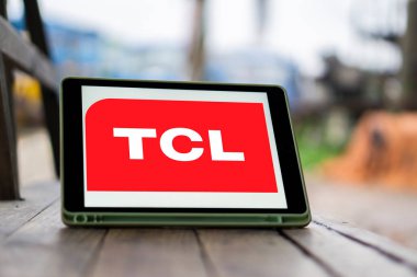 Dhaka, Bangladeş 11 Ekim 2024: TCL Tüketici Elektronik Şirketi logosu akıllı telefonda sergilendi.