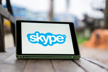 Dhaka. Bangladeş - 11 Ekim 2024: Skype logosu akıllı telefonda gösteriliyor.