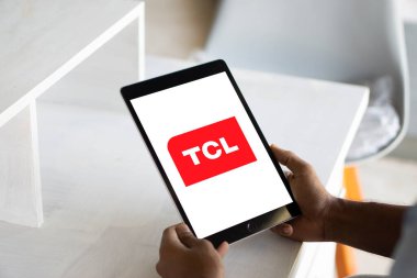 Dhaka, Bangladeş 11 Ekim 2024: TCL Tüketici Elektronik Şirketi logosu akıllı telefonda sergilendi.