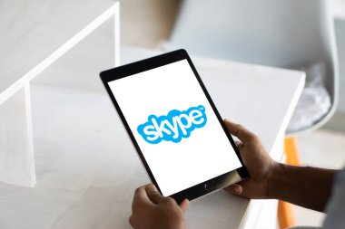 Dhaka. Bangladeş - 11 Ekim 2024: Skype logosu akıllı telefonda gösteriliyor.