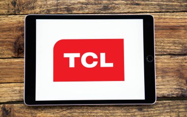 Dhaka, Bangladeş 11 Ekim 2024: TCL Tüketici Elektronik Şirketi logosu akıllı telefonda sergilendi.