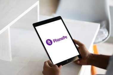 PhonePe uygulaması mobil ekranda, PhonePe Hintli dijital ödemeler ve finans hizmeti-Dhaka, Bangladeş 11 Ekim 2024.