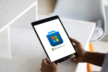 Dhaka, Bangladeş 11 Ekim 2024: Microsoft akıllı telefondan market logosu.