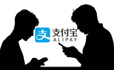 Dhaka, Bangladeş 11 Ekim 2024: Bu fotoğrafta Alipay logosu bir cep telefonunda görülüyor.