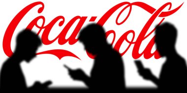 Coca-Cola logosu bir cep telefonu ve bilgisayar ekranında görülüyor. Dhaka, Bangladeş 11 Ekim 2024.