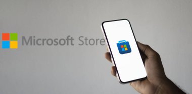 Dhaka, Bangladeş 11 Ekim 2024: Microsoft akıllı telefondan market logosu.