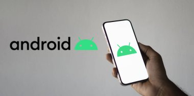 Android logosu akıllı telefonda, Android Linux çekirdek-Dhaka, Bangladeş 11 Ekim 2024 tabanlı mobil işletim sistemidir..