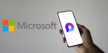 Dhaka, Bangladeş 11 Ekim 2024: Telefon ekranında Microsoft Loop logosu.