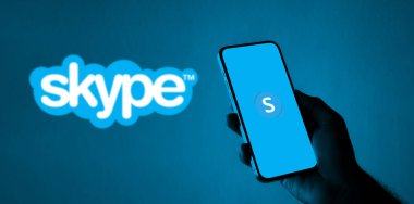 Dhaka. Bangladeş - 11 Ekim 2024: Skype logosu akıllı telefonda gösteriliyor.
