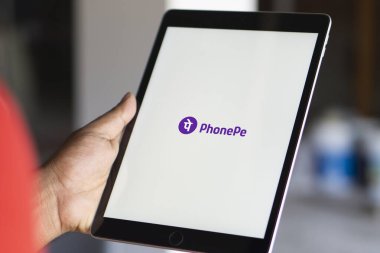PhonePe uygulaması mobil ekranda, PhonePe Hintli dijital ödemeler ve finans hizmeti-Dhaka, Bangladeş 11 Ekim 2024.