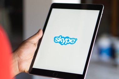 Dhaka. Bangladeş - 11 Ekim 2024: Skype logosu akıllı telefonda gösteriliyor.