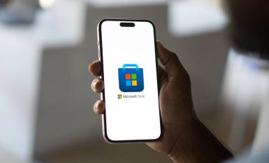 Dhaka, Bangladeş 11 Ekim 2024: Microsoft akıllı telefondan market logosu.