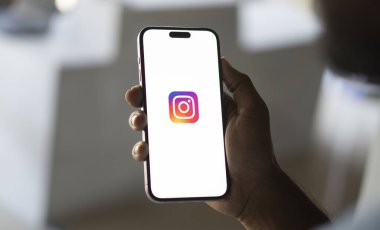 Ekranda Instagram uygulaması. Instagram, Meta Platformları-Dhaka, Bangladeş 11 Ekim 2024 'e ait bir fotoğraf ve video paylaşım sosyal ağ servisidir..