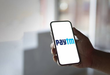 Ankesörlü telefon ekranında arka planda bulanık logo var. Paytm, Bangladeş 'in 11 Ekim 2024 tarihli dijital ödemeler konusunda uzmanlaşmış çok uluslu bir Hint finans şirketidir..