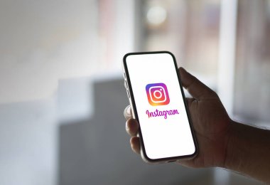 Ekranda Instagram uygulaması. Instagram, Meta Platformları-Dhaka, Bangladeş 11 Ekim 2024 'e ait bir fotoğraf ve video paylaşım sosyal ağ servisidir..