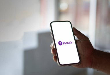 PhonePe uygulaması mobil ekranda, PhonePe Hintli dijital ödemeler ve finans hizmeti-Dhaka, Bangladeş 11 Ekim 2024.
