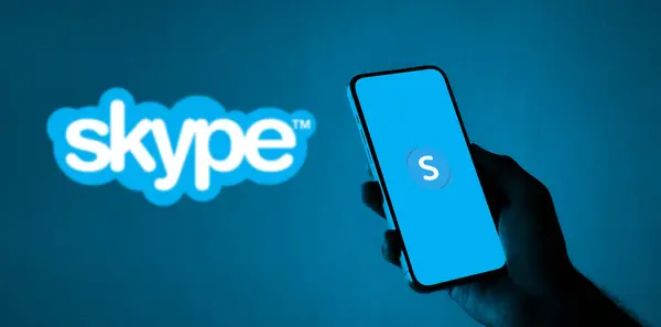 Dhaka. Bangladeş - 11 Ekim 2024: Skype logosu akıllı telefonda gösteriliyor.