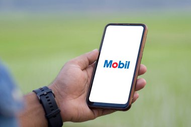 Dhaka, Bangladeş 10 Ekim 2024: Akıllı telefondan mobil logosu.