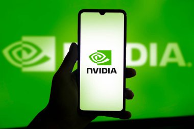 Dhaka, Bangladeş 11 Kasım 2024: Nvidia logosu akıllı telefon ekranında ve arka planda yapay zeka var. Nvidia Corporation, Amerikan çok uluslu bir teknoloji şirketidir..
