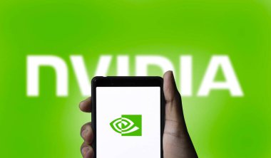 Dhaka, Bangladeş 11 Kasım 2024: Nvidia logosu akıllı telefon ekranında ve arka planda yapay zeka var. Nvidia Corporation, Amerikan çok uluslu bir teknoloji şirketidir..