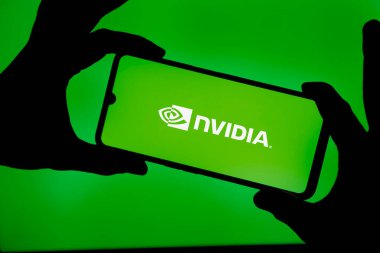 Dhaka, Bangladeş 11 Kasım 2024: Nvidia logosu akıllı telefon ekranında ve arka planda yapay zeka var. Nvidia Corporation, Amerikan çok uluslu bir teknoloji şirketidir..