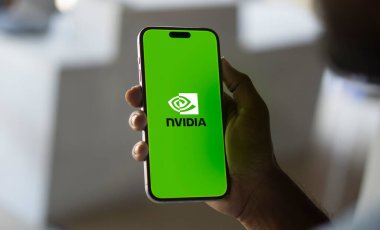 Dhaka, Bangladeş 11 Kasım 2024: Nvidia logosu akıllı telefon ekranında ve arka planda yapay zeka var. Nvidia Corporation, Amerikan çok uluslu bir teknoloji şirketidir..