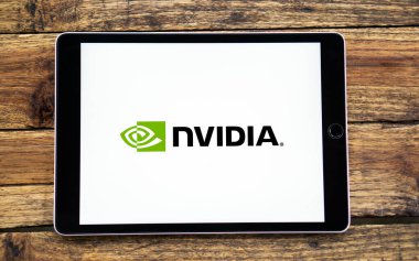 Dhaka, Bangladeş 11 Kasım 2024: Nvidia logosu akıllı telefon ekranında ve arka planda yapay zeka var. Nvidia Corporation, Amerikan çok uluslu bir teknoloji şirketidir..