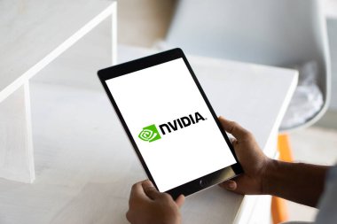 Dhaka, Bangladeş 11 Kasım 2024: Nvidia logosu akıllı telefon ekranında ve arka planda yapay zeka var. Nvidia Corporation, Amerikan çok uluslu bir teknoloji şirketidir..