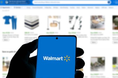 Dhaka, Bangladeş 03 Kasım 2024: Walmart Plus logosu arka planda Walmart logosu olan akıllı telefon ekranında sergilendi.