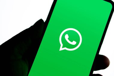 Dhaka, Bangladeş - 05 Kasım 2024: WhatsApp logosu akıllı telefonda gösteriliyor.
