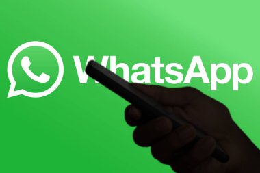 Dhaka, Bangladeş - 05 Kasım 2024: WhatsApp logosu akıllı telefonda gösteriliyor.