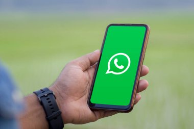 Dhaka, Bangladeş - 05 Kasım 2024: WhatsApp logosu akıllı telefonda gösteriliyor.