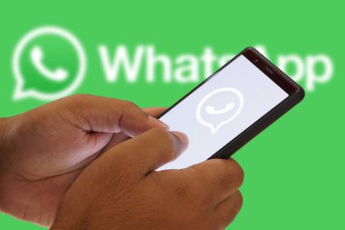 Dhaka, Bangladeş - 05 Kasım 2024: WhatsApp logosu akıllı telefonda gösteriliyor.