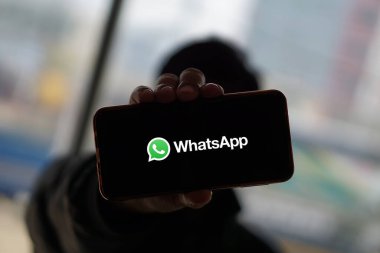 Dhaka, Bangladeş - 05 Kasım 2024: WhatsApp logosu akıllı telefonda gösteriliyor.