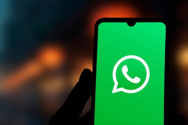 Dhaka, Bangladeş - 05 Kasım 2024: WhatsApp logosu akıllı telefonda gösteriliyor.