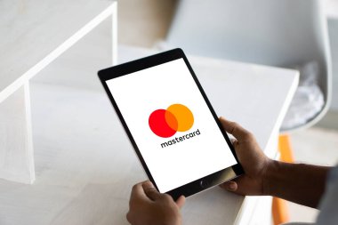 Dhaka, Bangladeş 05 Kasım 2024: Mastercard logosuna sahip akıllı telefon bir kredi ve banka kartı markası.