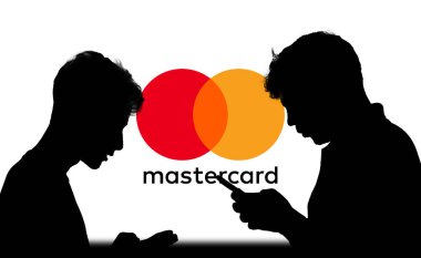 Dhaka, Bangladeş 05 Kasım 2024: Mastercard logosuna sahip akıllı telefon bir kredi ve banka kartı markası.