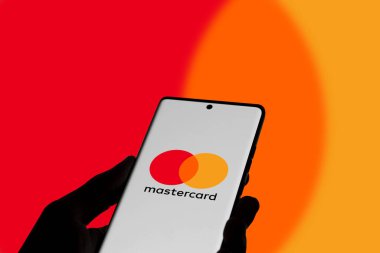 Dhaka, Bangladeş 05 Kasım 2024: Mastercard logosuna sahip akıllı telefon bir kredi ve banka kartı markası.