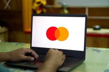 Dhaka, Bangladeş 05 Kasım 2024: Mastercard logosuna sahip akıllı telefon bir kredi ve banka kartı markası.