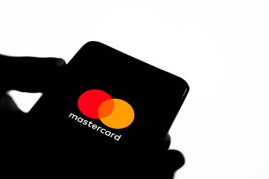 Dhaka, Bangladeş 05 Kasım 2024: Mastercard logosuna sahip akıllı telefon bir kredi ve banka kartı markası.