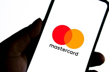 Dhaka, Bangladeş 05 Kasım 2024: Mastercard logosuna sahip akıllı telefon bir kredi ve banka kartı markası.