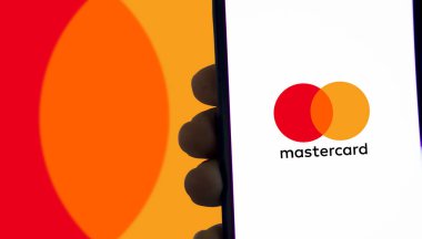 Dhaka, Bangladeş 05 Kasım 2024: Mastercard logosuna sahip akıllı telefon bir kredi ve banka kartı markası.