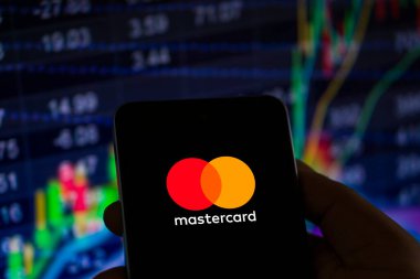 Dhaka, Bangladeş 05 Kasım 2024: Mastercard logosuna sahip akıllı telefon bir kredi ve banka kartı markası.