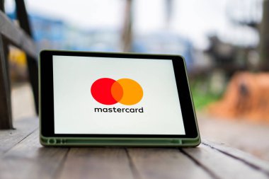 Dhaka, Bangladeş 05 Kasım 2024: Mastercard logosuna sahip akıllı telefon bir kredi ve banka kartı markası.
