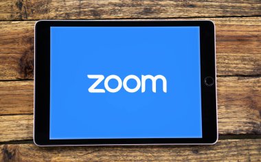 Dhaka, Bangladeş 11 Kasım 2024: Arkaplanda Zoom toplantısı yaparken akıllı telefon ekranında Zoom App logosu.