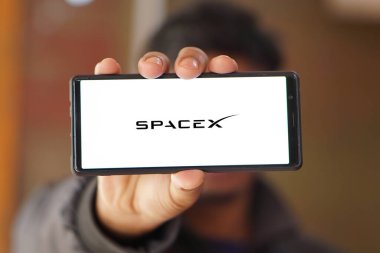 Akıllı telefon ekranında SpaceX logosu. SpaceX bir Amerikan uzay aracı üreticisi ve uzay taşımacılığı şirketidir. Uzay Keşif Teknolojileri Şirketi, Bangladeş 11 Kasım 2024.