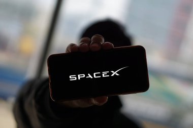 Akıllı telefon ekranında SpaceX logosu. SpaceX bir Amerikan uzay aracı üreticisi ve uzay taşımacılığı şirketidir. Uzay Keşif Teknolojileri Şirketi, Bangladeş 11 Kasım 2024.