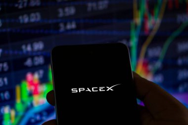 Akıllı telefon ekranında SpaceX logosu. SpaceX bir Amerikan uzay aracı üreticisi ve uzay taşımacılığı şirketidir. Uzay Keşif Teknolojileri Şirketi, Bangladeş 11 Kasım 2024.