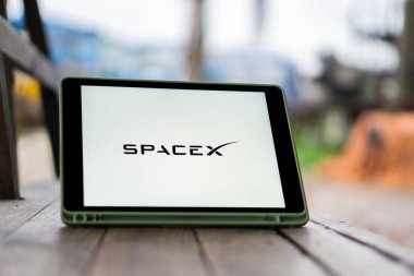 Akıllı telefon ekranında SpaceX logosu. SpaceX bir Amerikan uzay aracı üreticisi ve uzay taşımacılığı şirketidir. Uzay Keşif Teknolojileri Şirketi, Bangladeş 11 Kasım 2024.